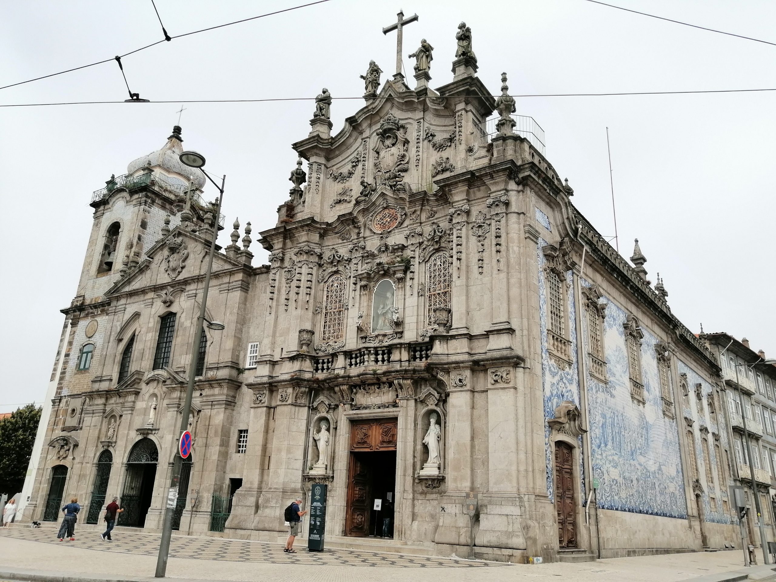 Igreja do Carmo de Oporto con su fachada barroca y azulejos portugueses