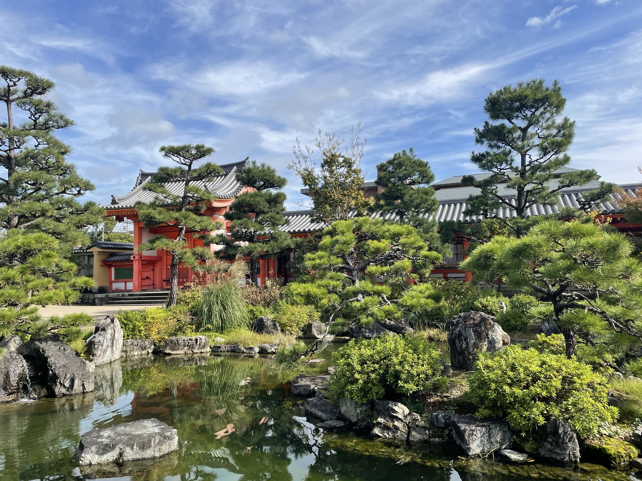 templo en japon en otoño con jardin tradicional