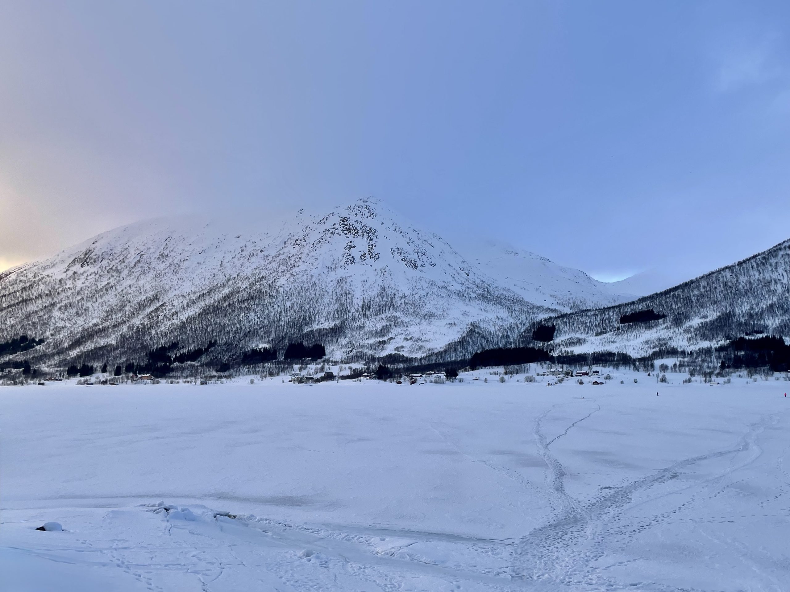 Montañas nevadas y lago congelado en los alrededores de Tromsø