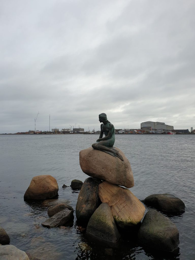la sirenita copenhague mar