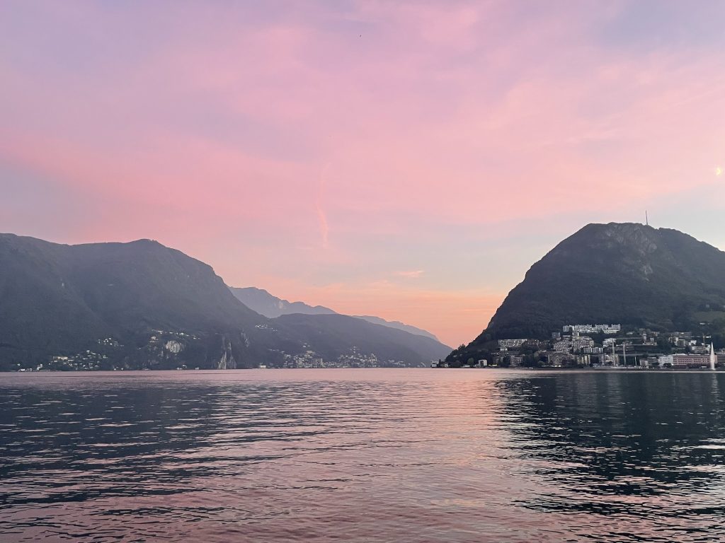 lago de lugano al atardecer suiza