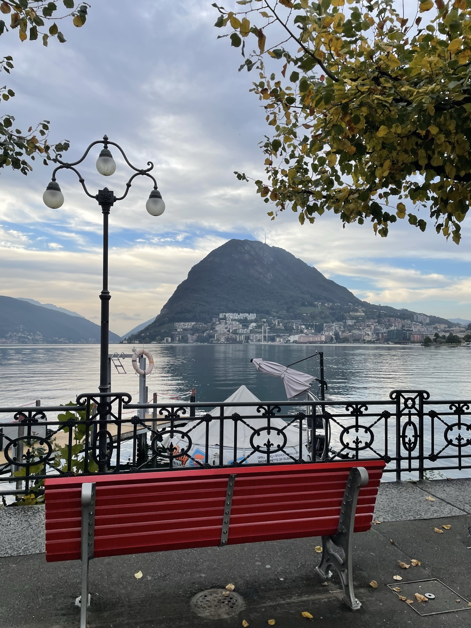 lago de lugano con monte san salvatore suiza