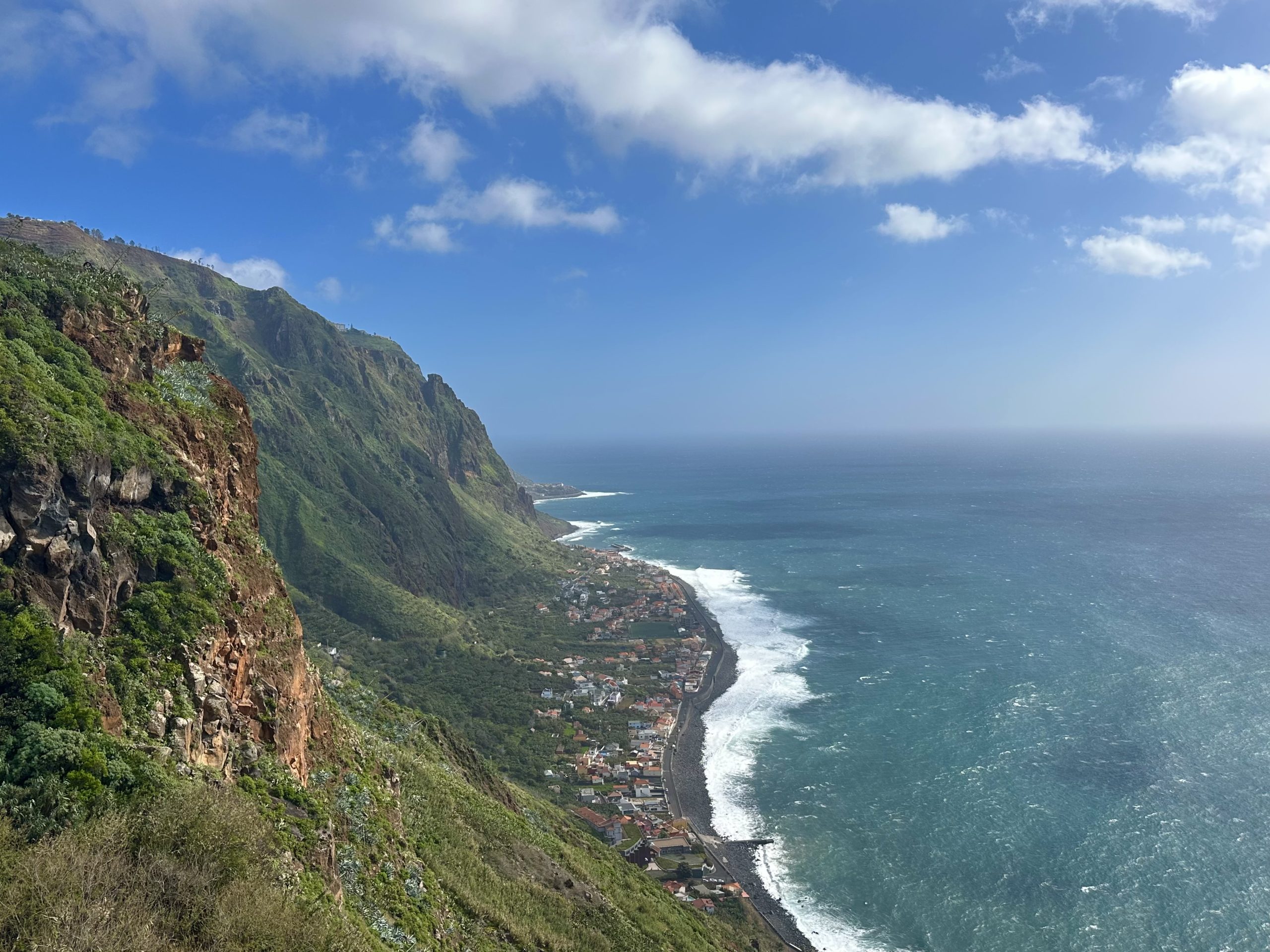 Mirador do Massapez con vistas a la costa de Madeira