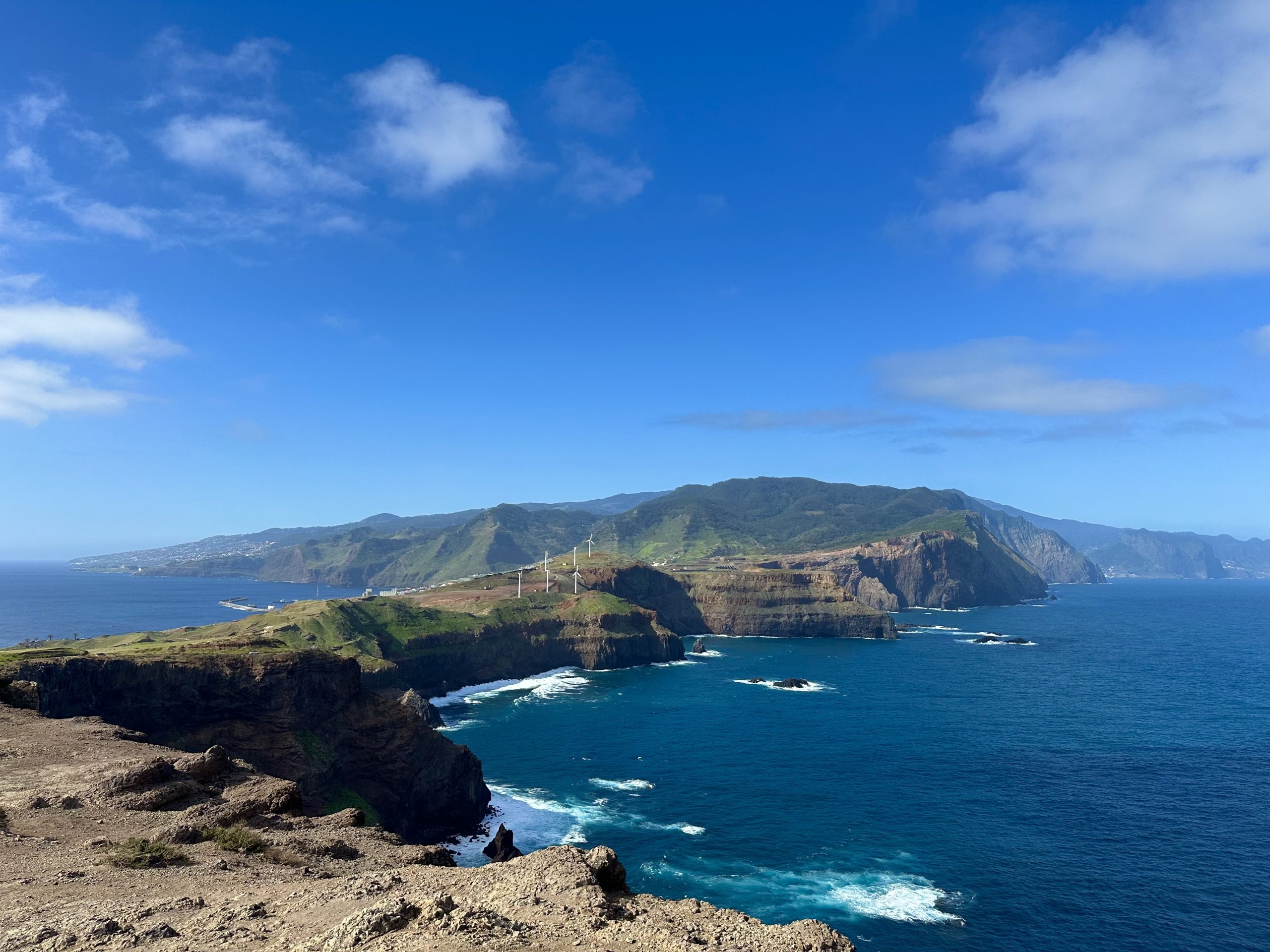 Mirador de Ponta do Rosto con acantilados y océano en Madeira