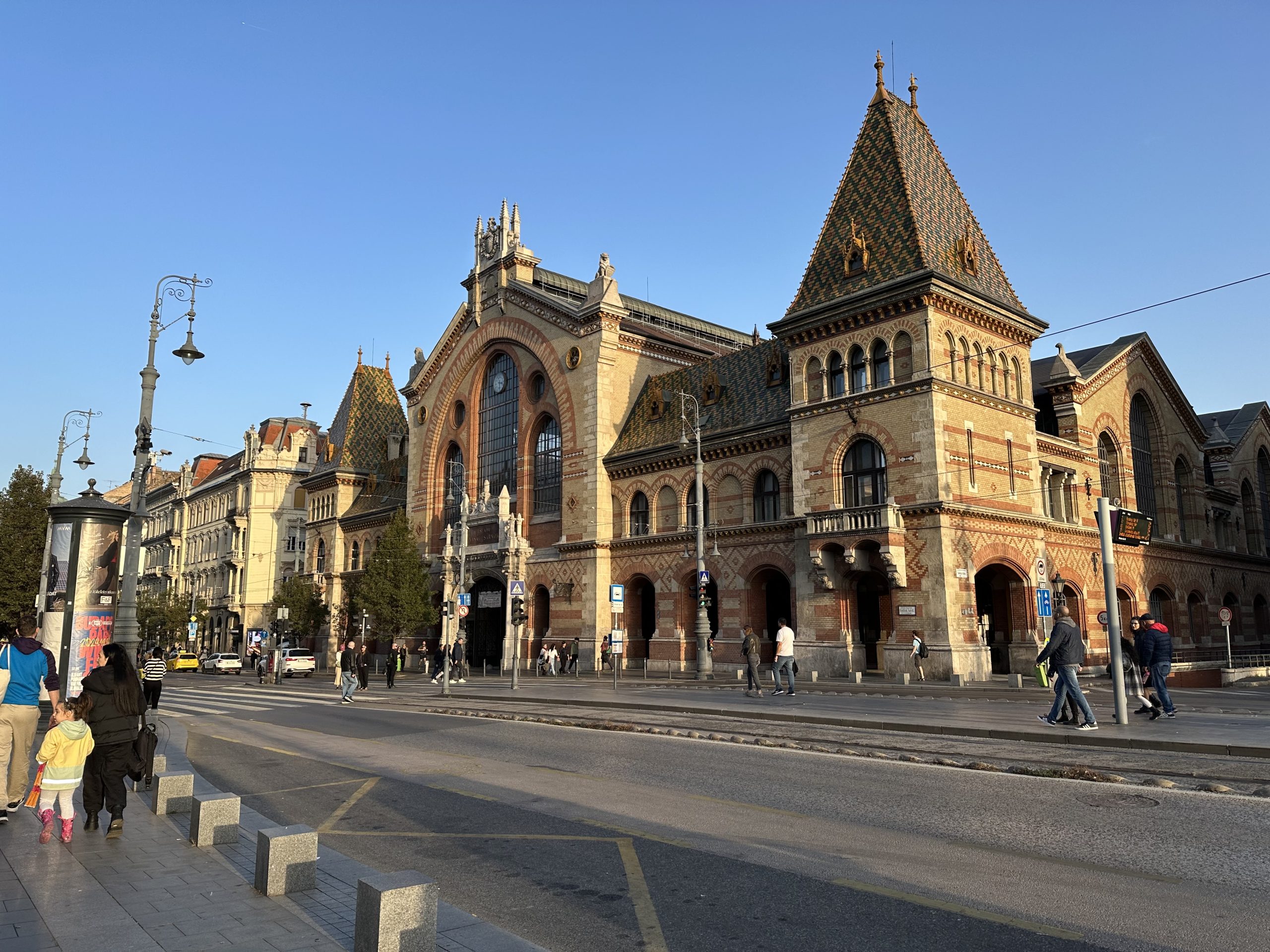 Mercado Central de Budapest visto desde la avenida con su tejado decorado