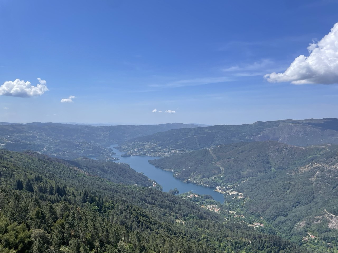 Vistas desde el Miradouro da Pedra Bela en Peneda-Gerês sobre montañas y embalses del norte de Portugal
