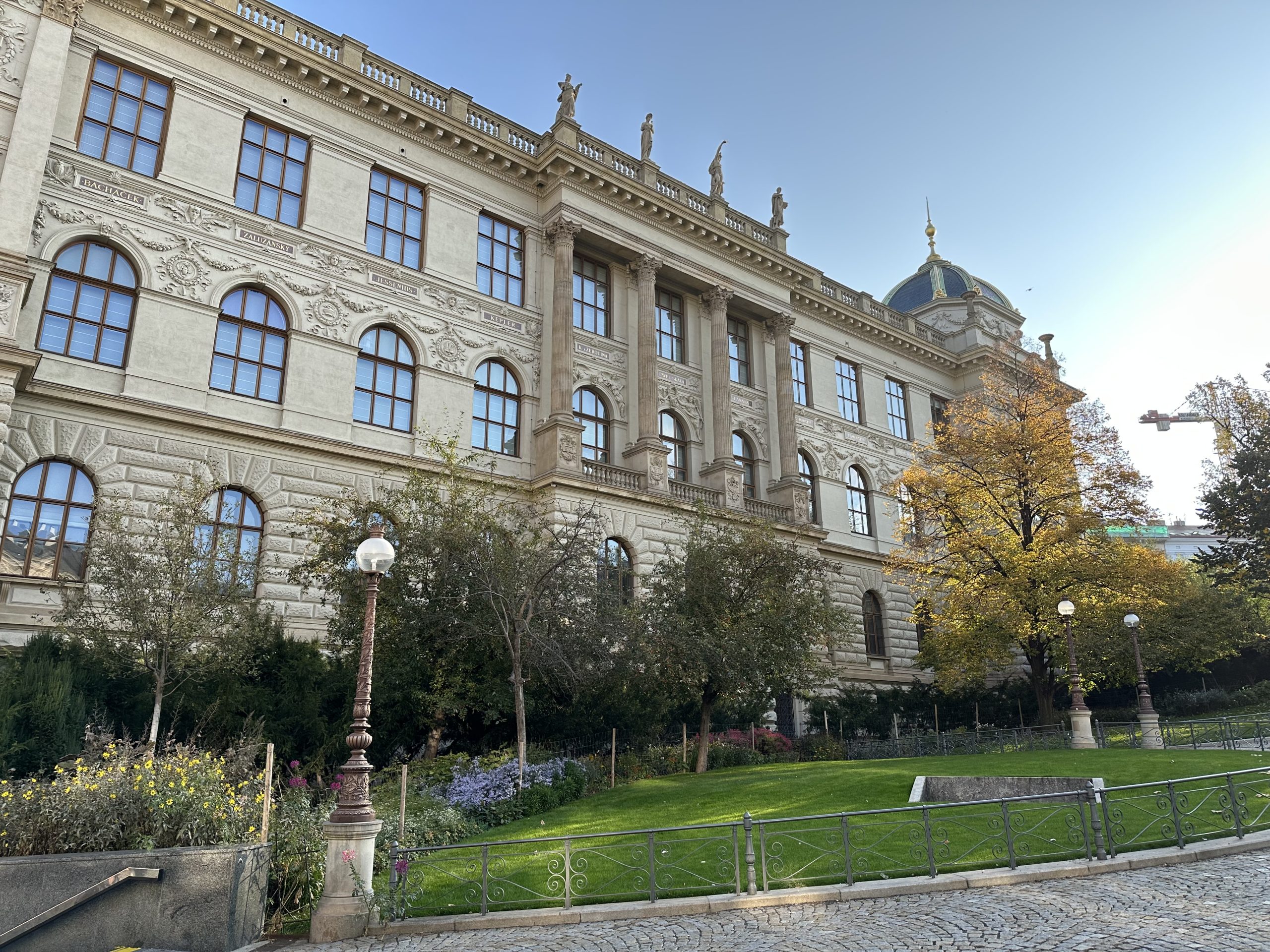 Fachada lateral del Museo Nacional de Praga con jardines y arquitectura monumental