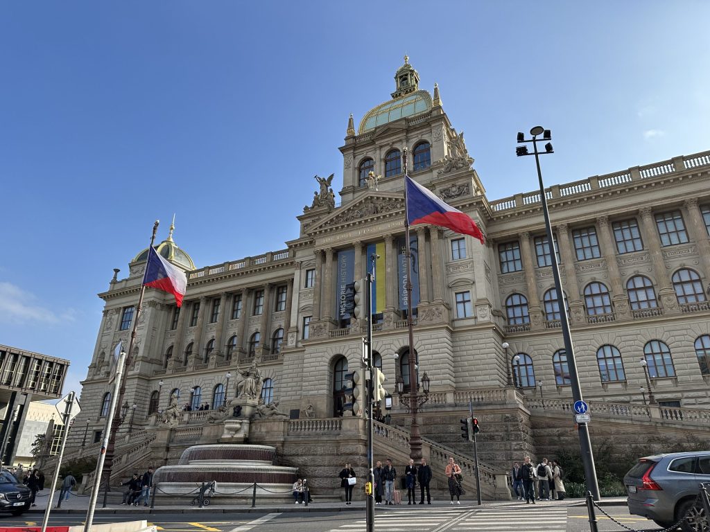 Fachada principal del Museo Nacional de Praga con banderas y escalinata de acceso