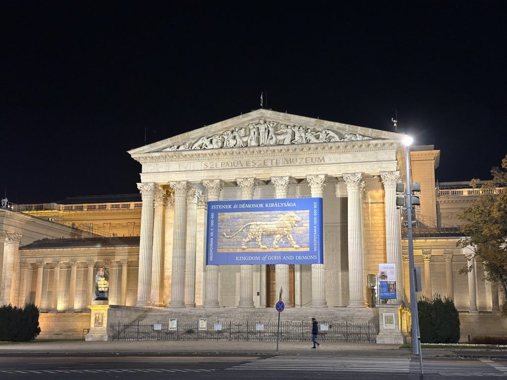 Museo de Bellas Artes de Budapest iluminado de noche en la Plaza de los Héroes