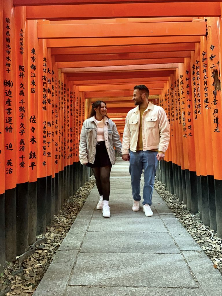 Benson Torii pareja paseando