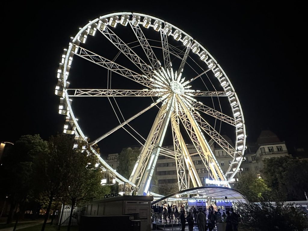 Noria de Budapest iluminada de noche en el centro de la ciudad