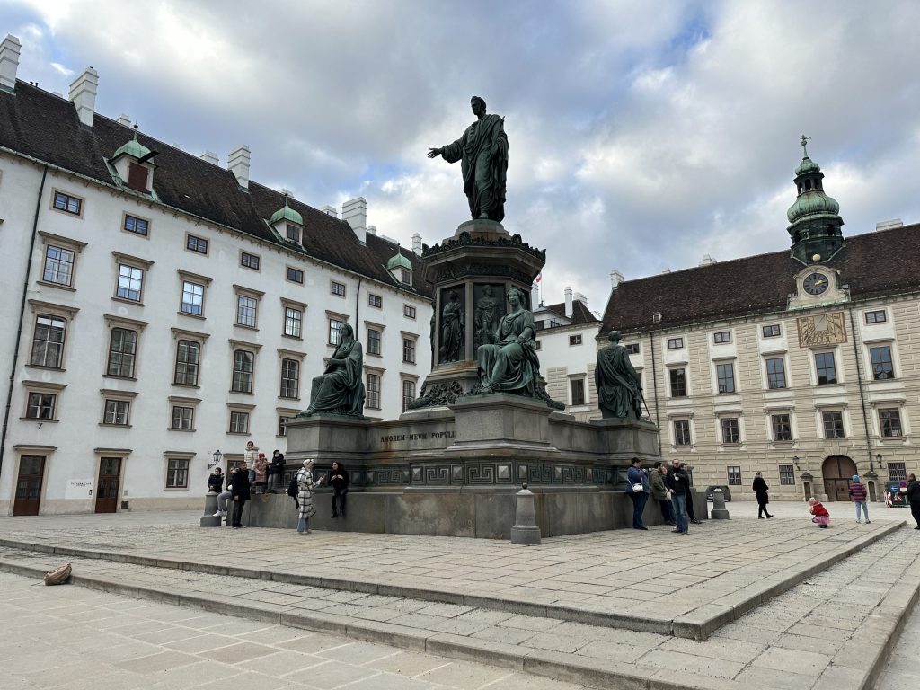 Ópera Estatal de Viena desde la Ringstrasse