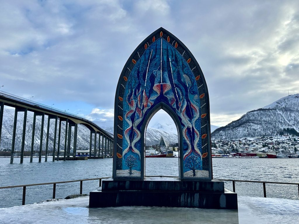 Arctic Portal de Tromsø con vistas a la Catedral del Ártico y las montañas