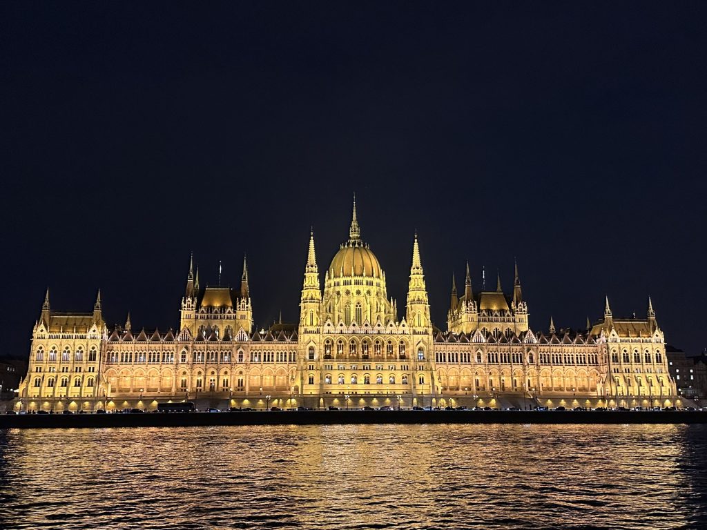 Parlamento de Budapest junto al Danubio