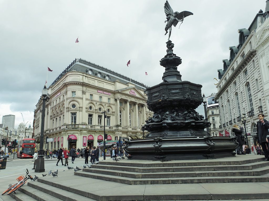 Pantallas luminosas de Piccadilly Circus en Londres