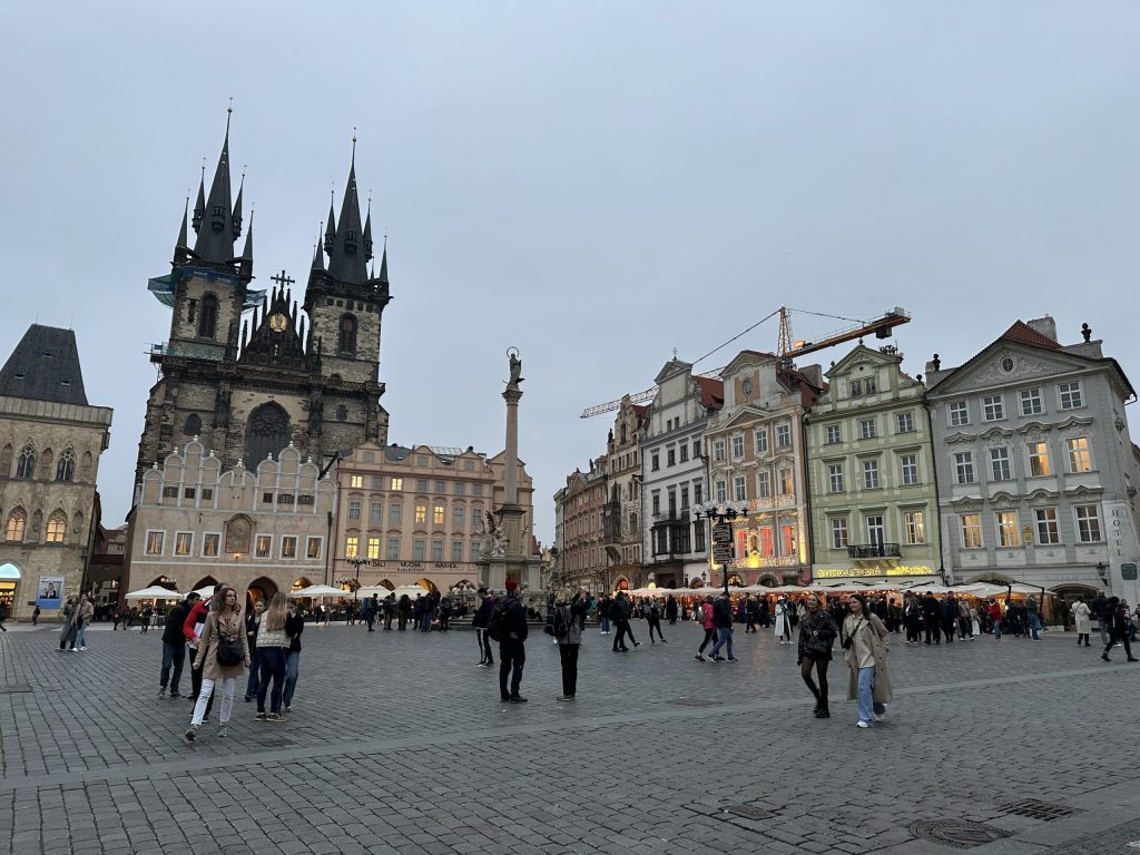 Plaza de la Ciudad Vieja de Praga con la Iglesia de Nuestra Señora de Týn y edificios históricos