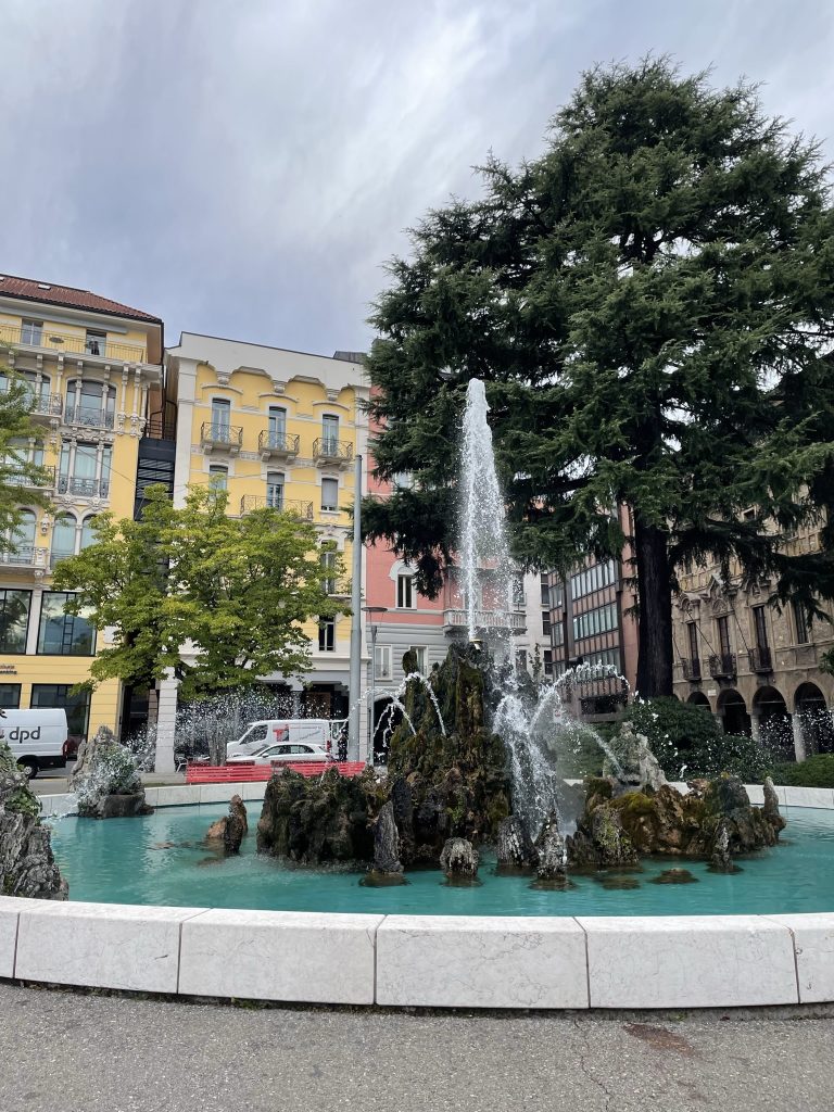 lugano calles del centro con edificios historicos suiza