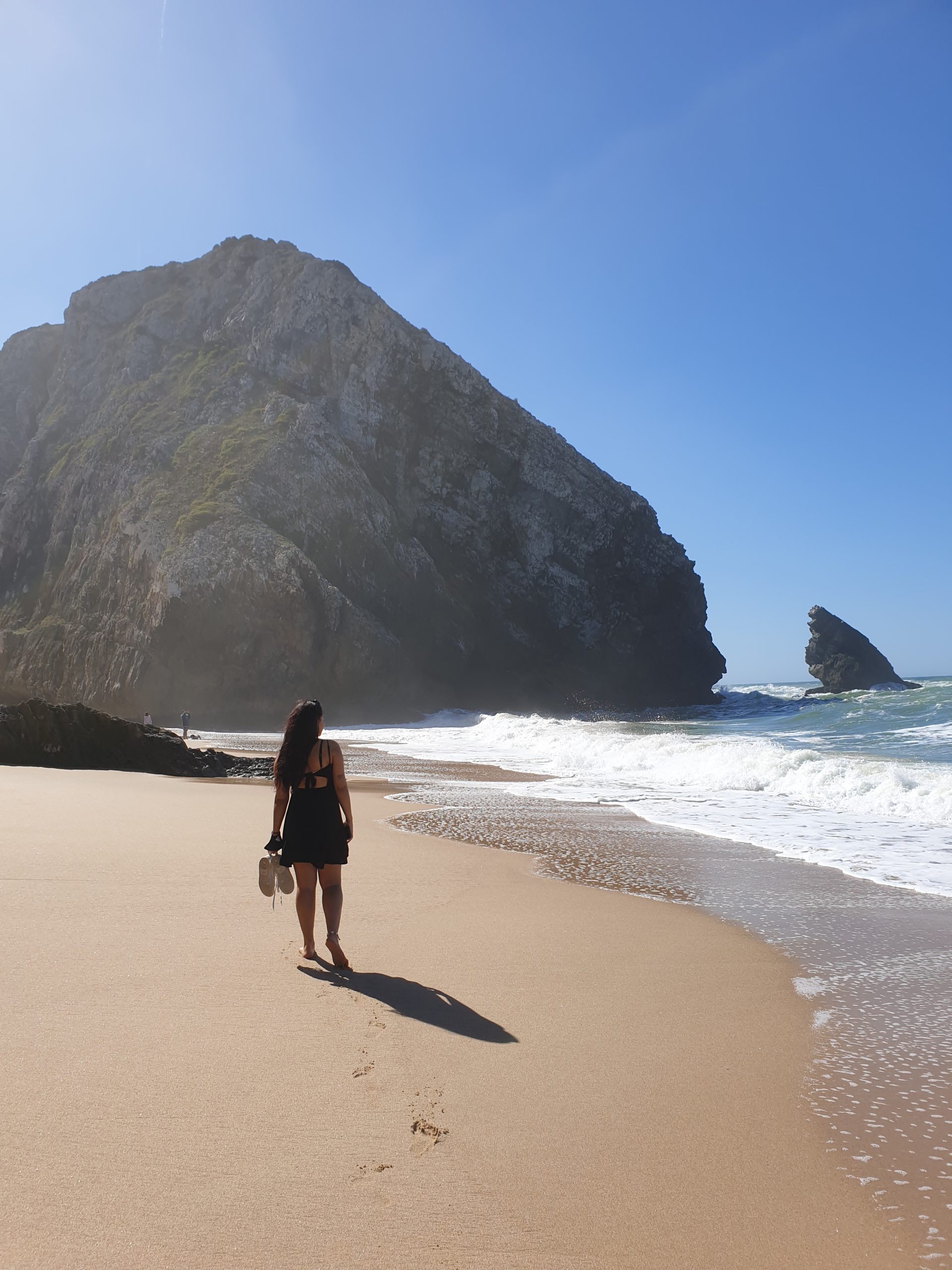 Praia da Adraga en Sintra con acantilados y paisaje atlántico