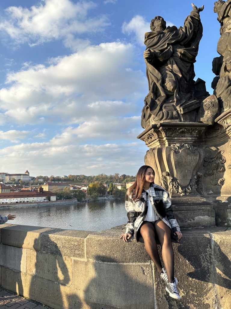 Estatua del Puente Carlos en Praga con vistas al río Moldava y al Castillo de Praga
