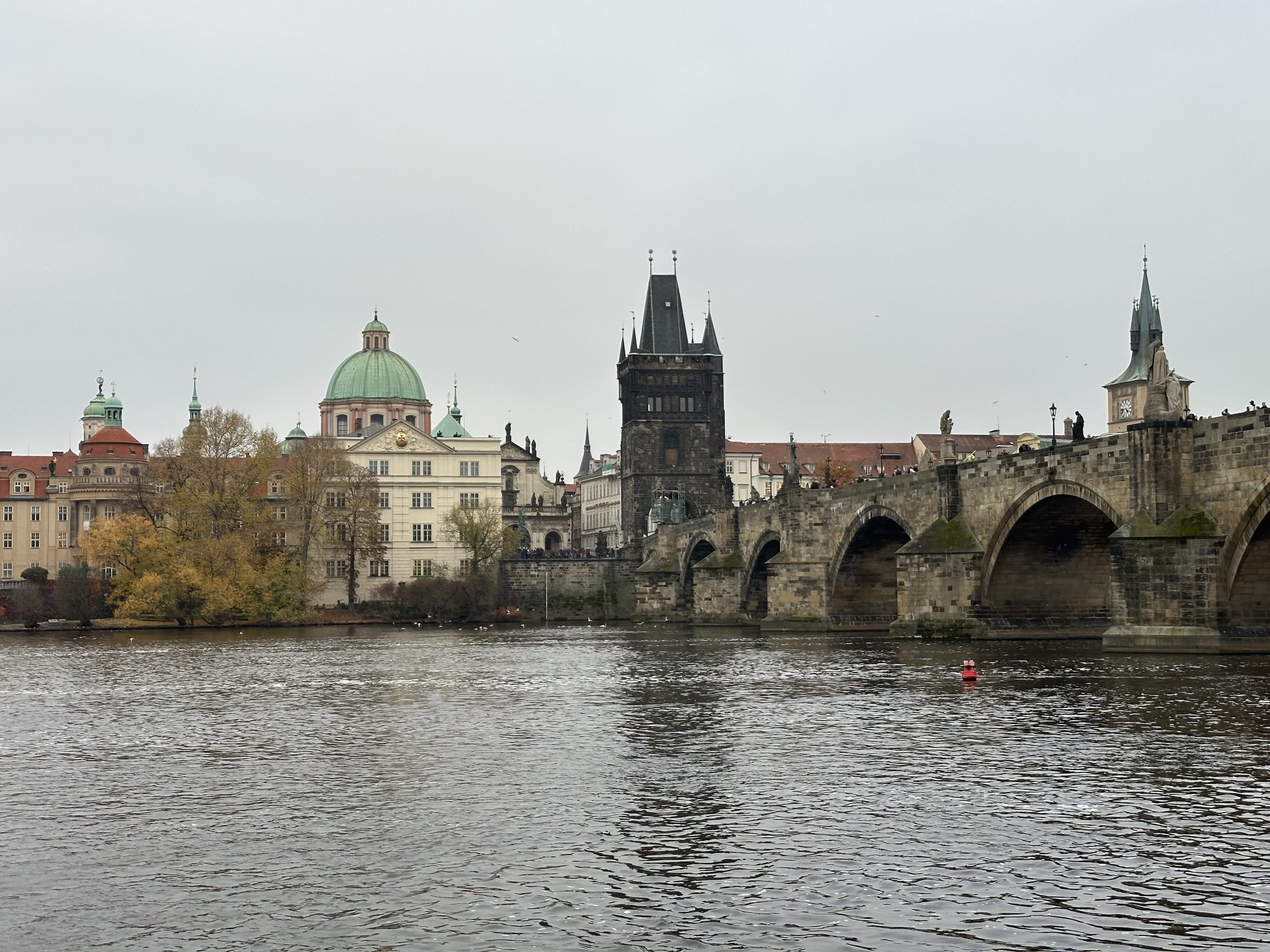 Puente Carlos y río Moldava en Praga