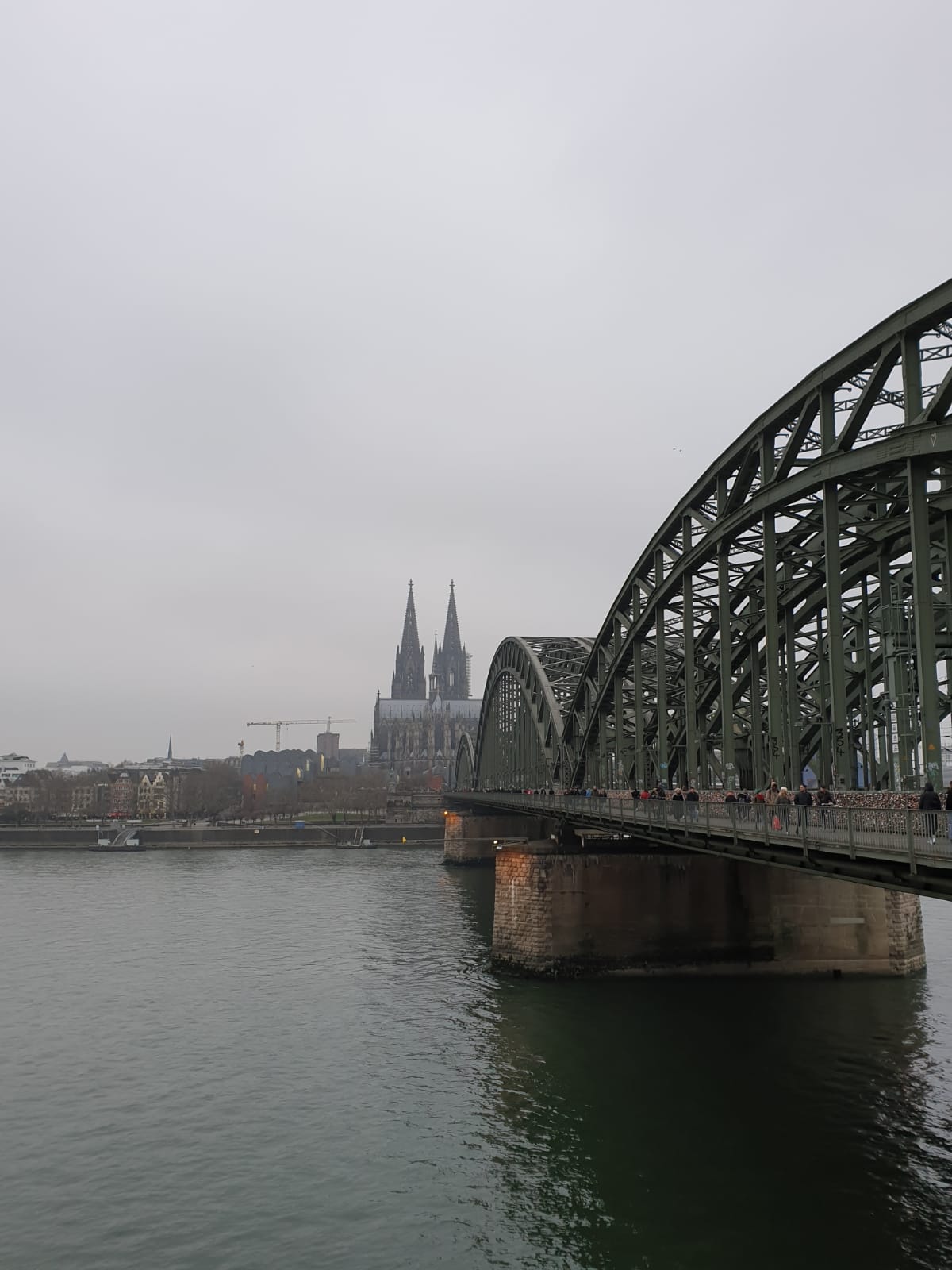 Puente de Hohenzollern con vistas a la Catedral de Colonia sobre el río Rin