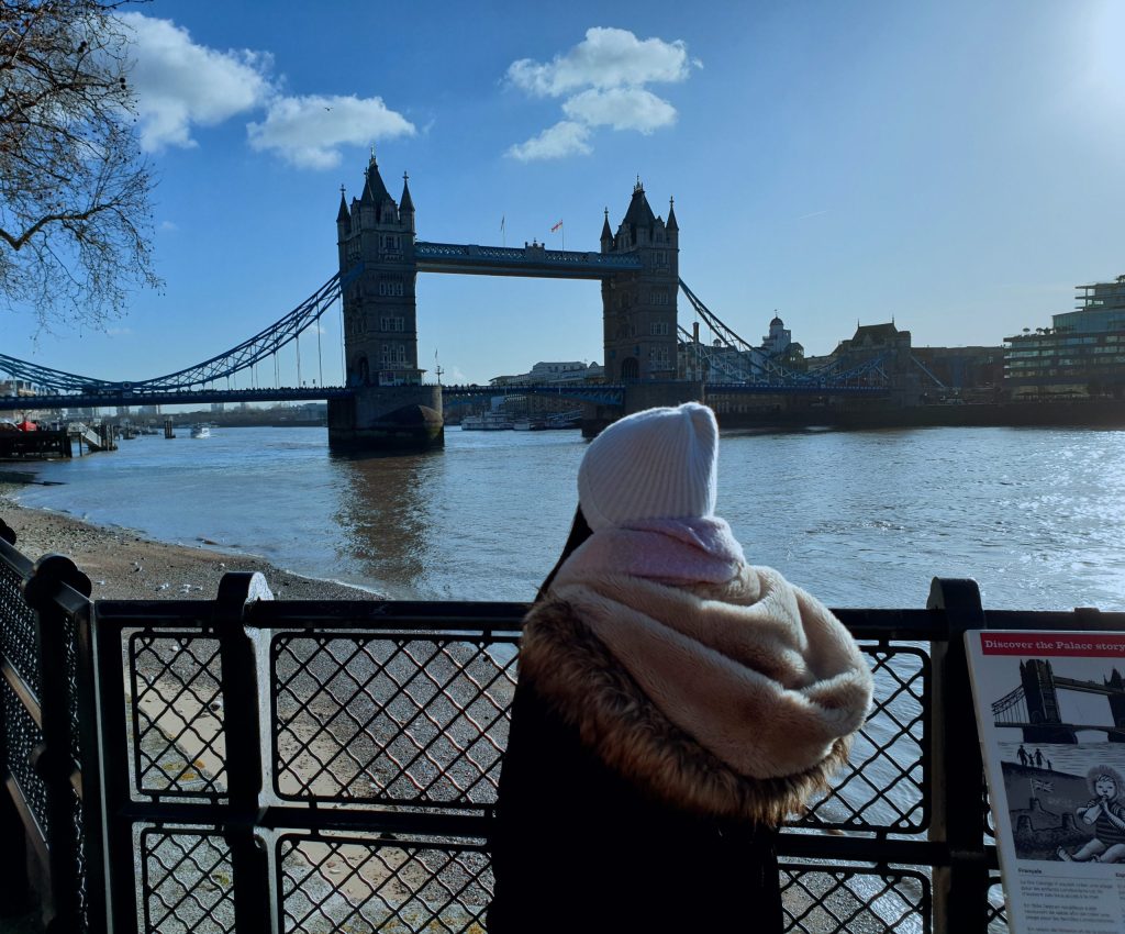 Tower Bridge en Londres visto desde la orilla del Támesis