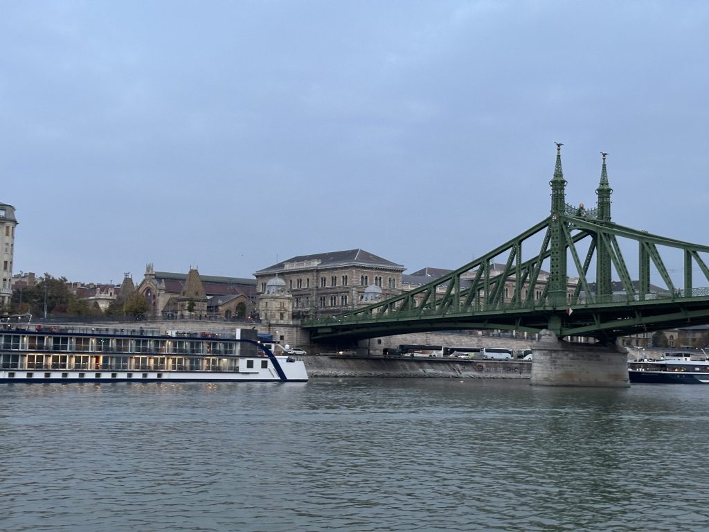 Puente de la Libertad sobre el Danubio con el Mercado Central de Budapest al fondo