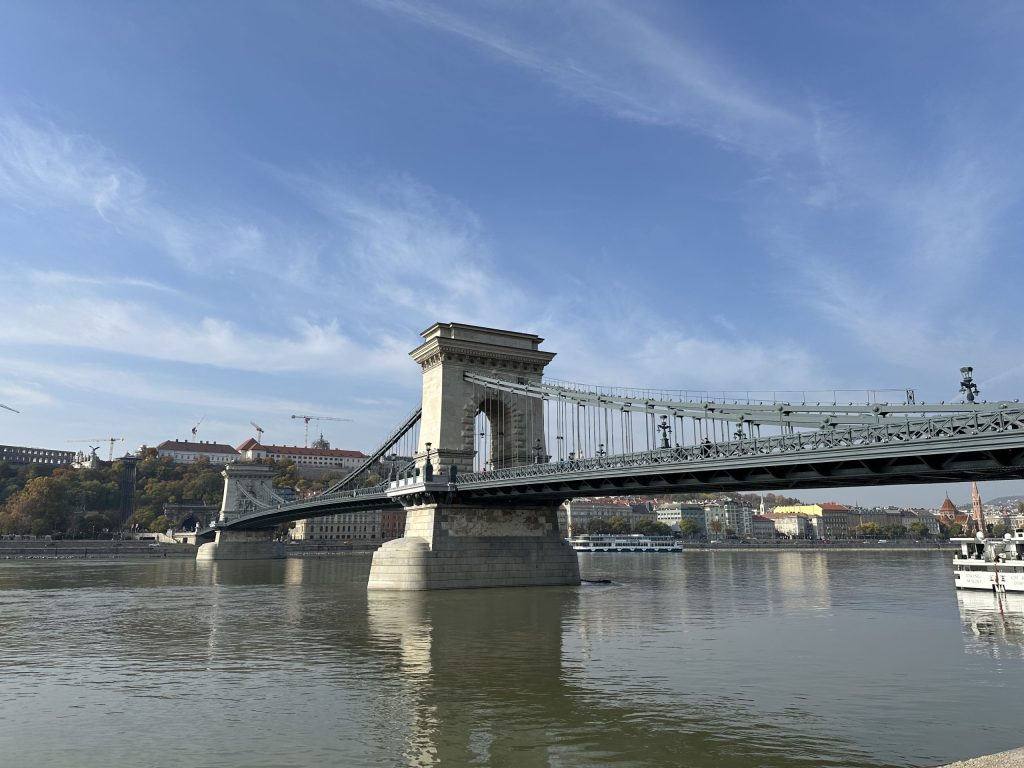 Puente de las Cadenas sobre el Danubio con el Castillo de Buda al fondo