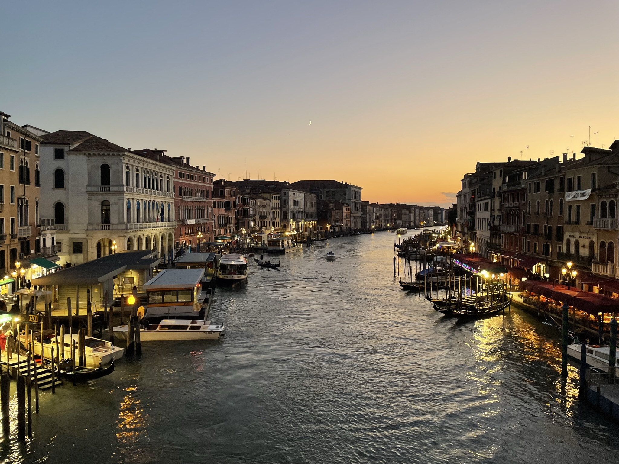 gondolas en venecia junto a puente y canal