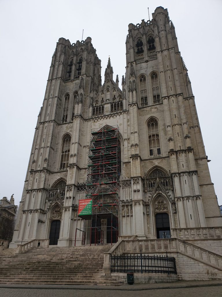 Fachada de la Catedral de San Miguel y Santa Gúdula en Bruselas