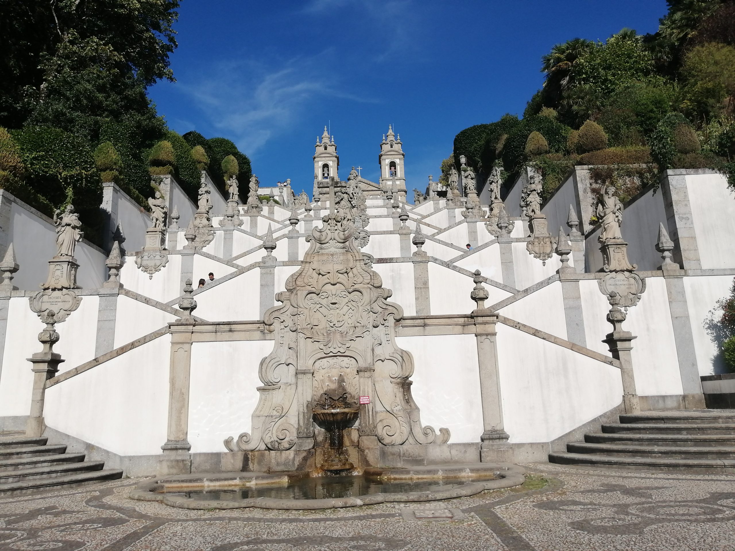 Santuario de Bom Jesus do Monte en Braga con su escalinata barroca