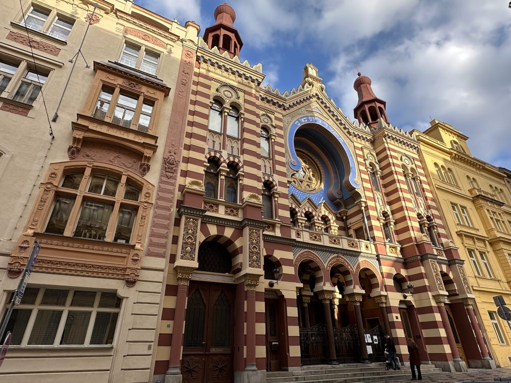 Fachada colorida de la Sinagoga de Jerusalén en Praga con detalles decorativos