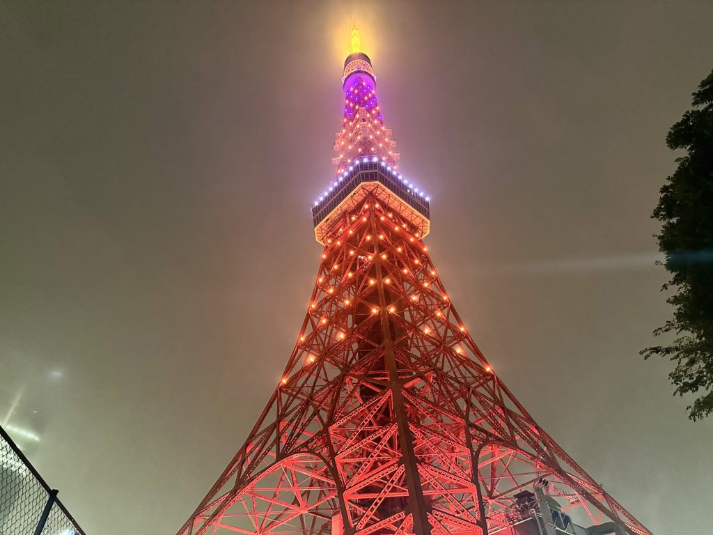 Torre de Tokio nublado