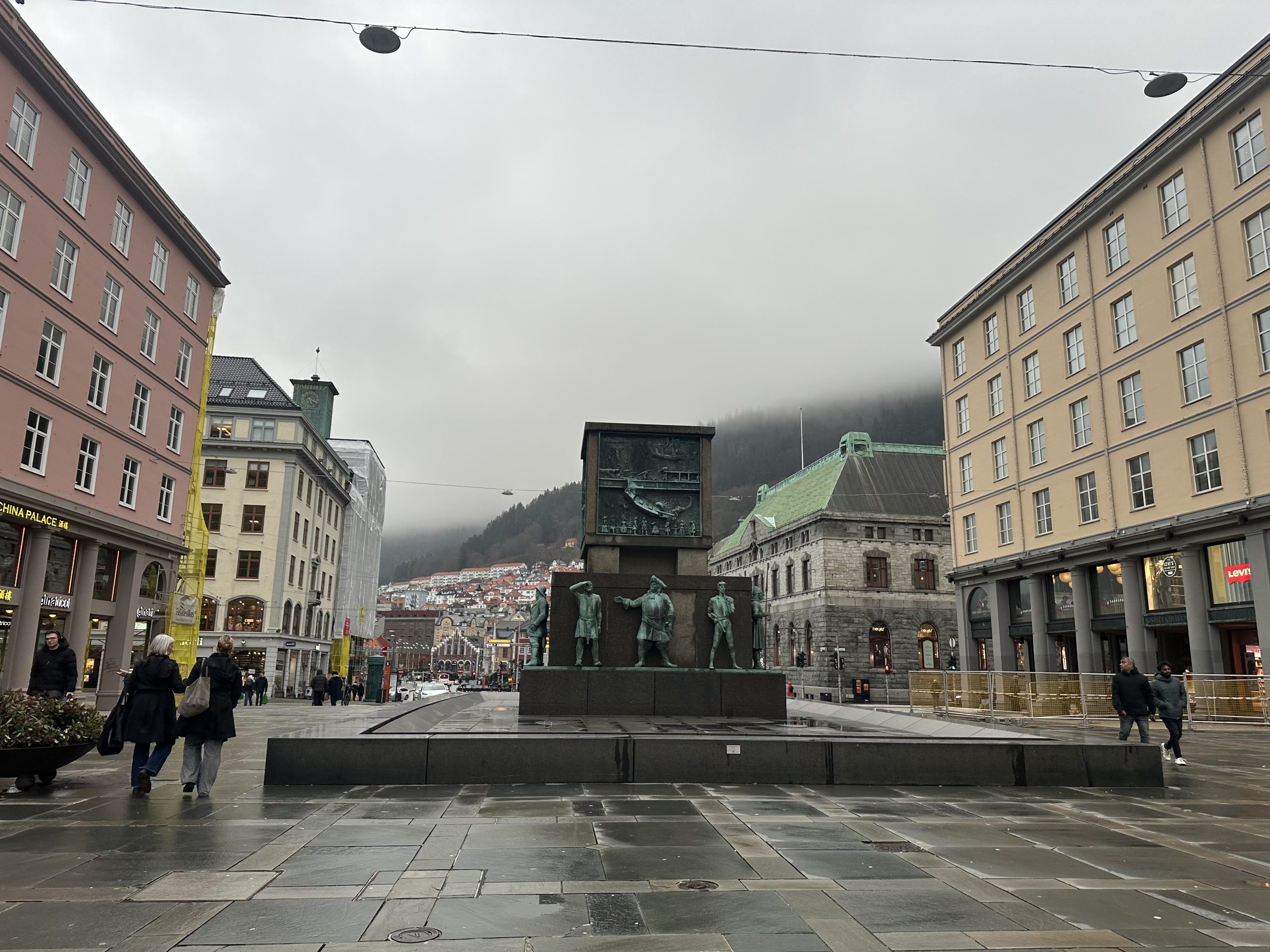 Monumento a los Marineros (Sjømannsmonumentet) en la plaza Torgallmenningen de Bergen bajo un cielo gris