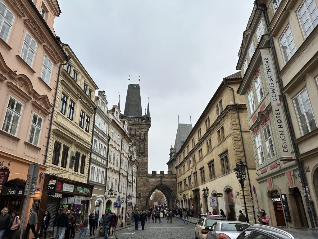 Torre del Puente de la Ciudad Vieja en Praga, entrada histórica al Puente Carlos desde el centro