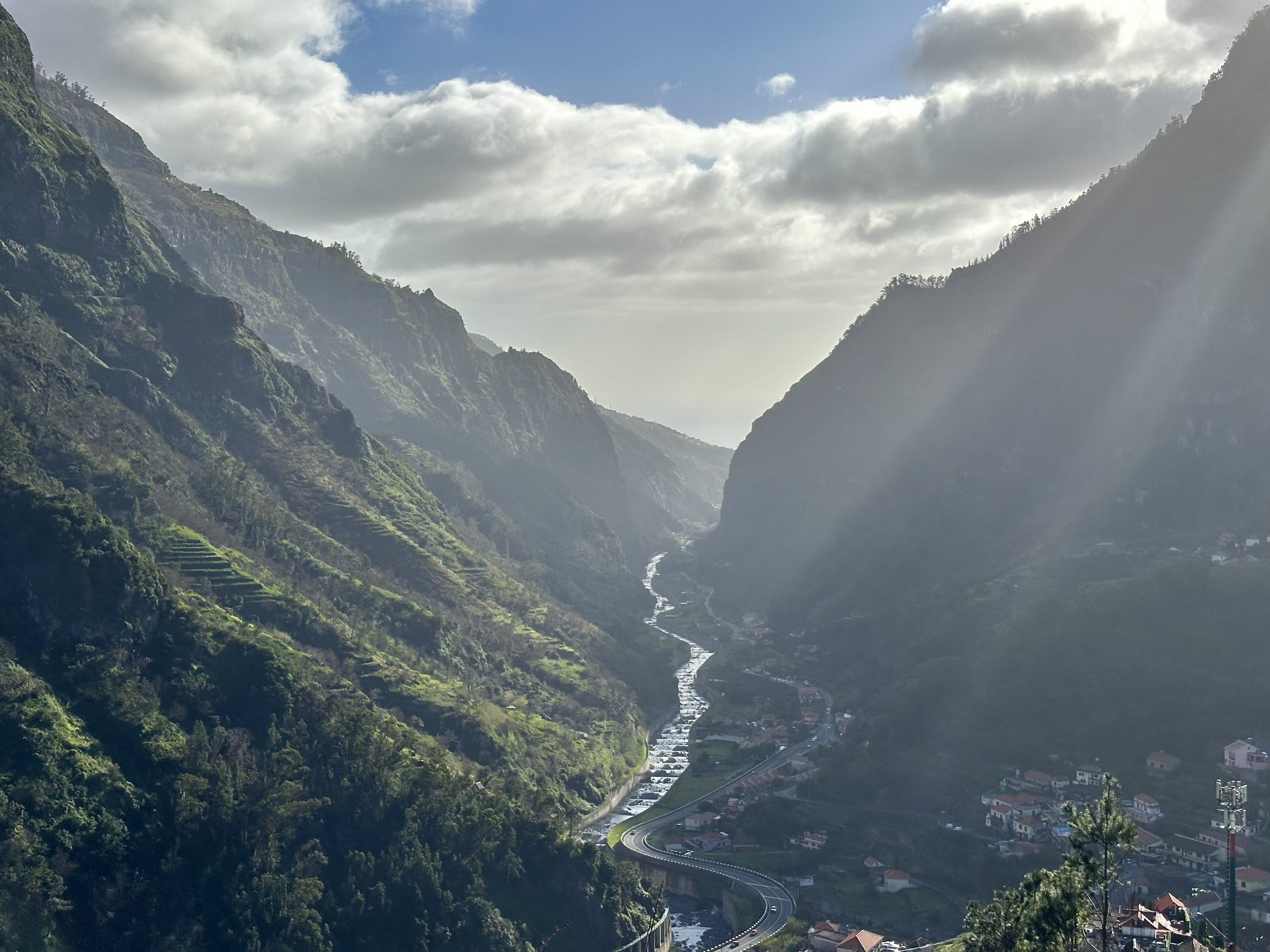 Valle de montaña en Madeira con vistas panorámicas