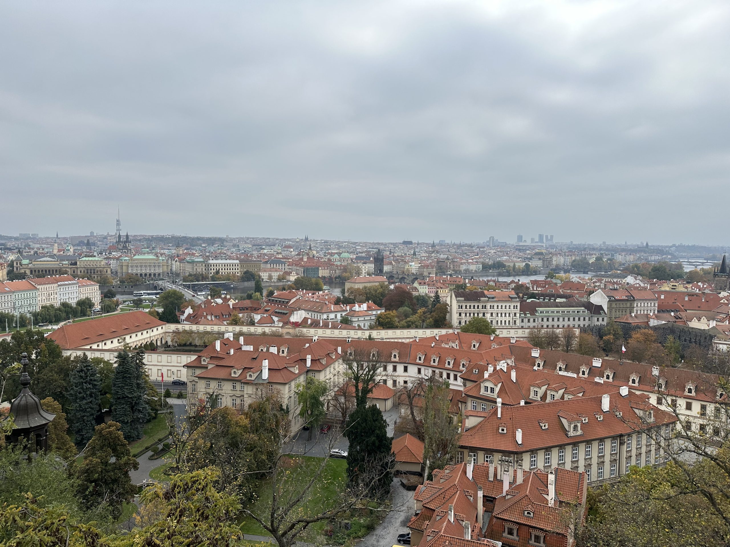 Vistas panorámicas de Praga desde el Castillo con tejados rojos y el río Moldava al fondo