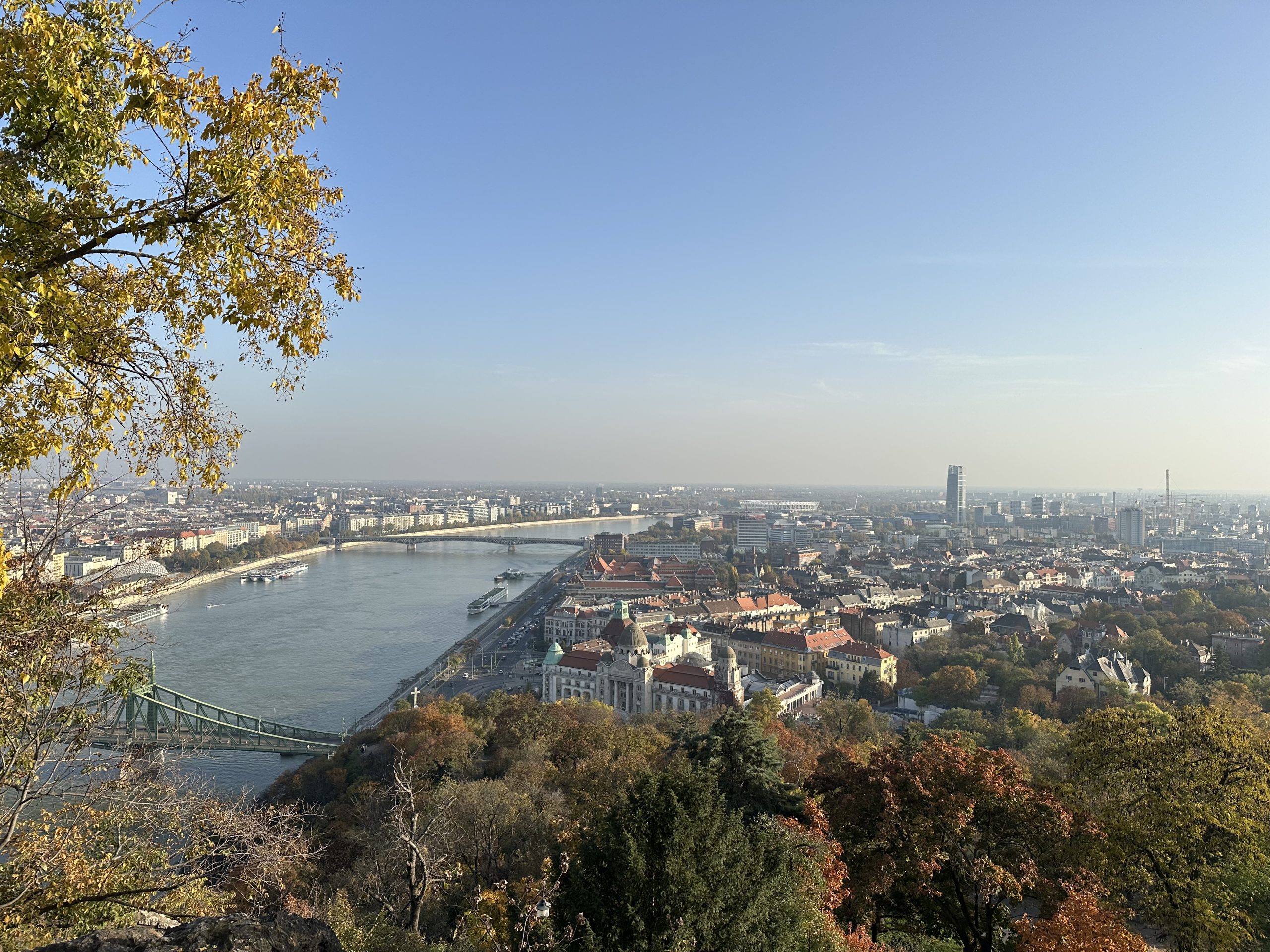 Vistas panorámicas de Budapest y el río Danubio desde la colina Gellért