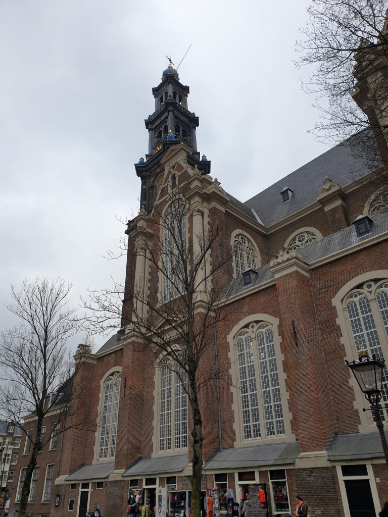Iglesia con árboles sin hojas en Ámsterdam
