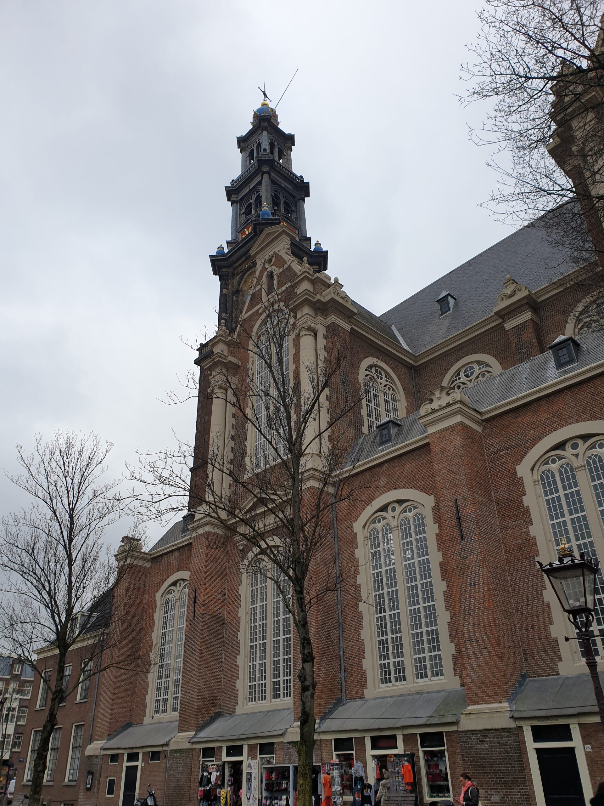 Iglesia con árboles sin hojas en Ámsterdam