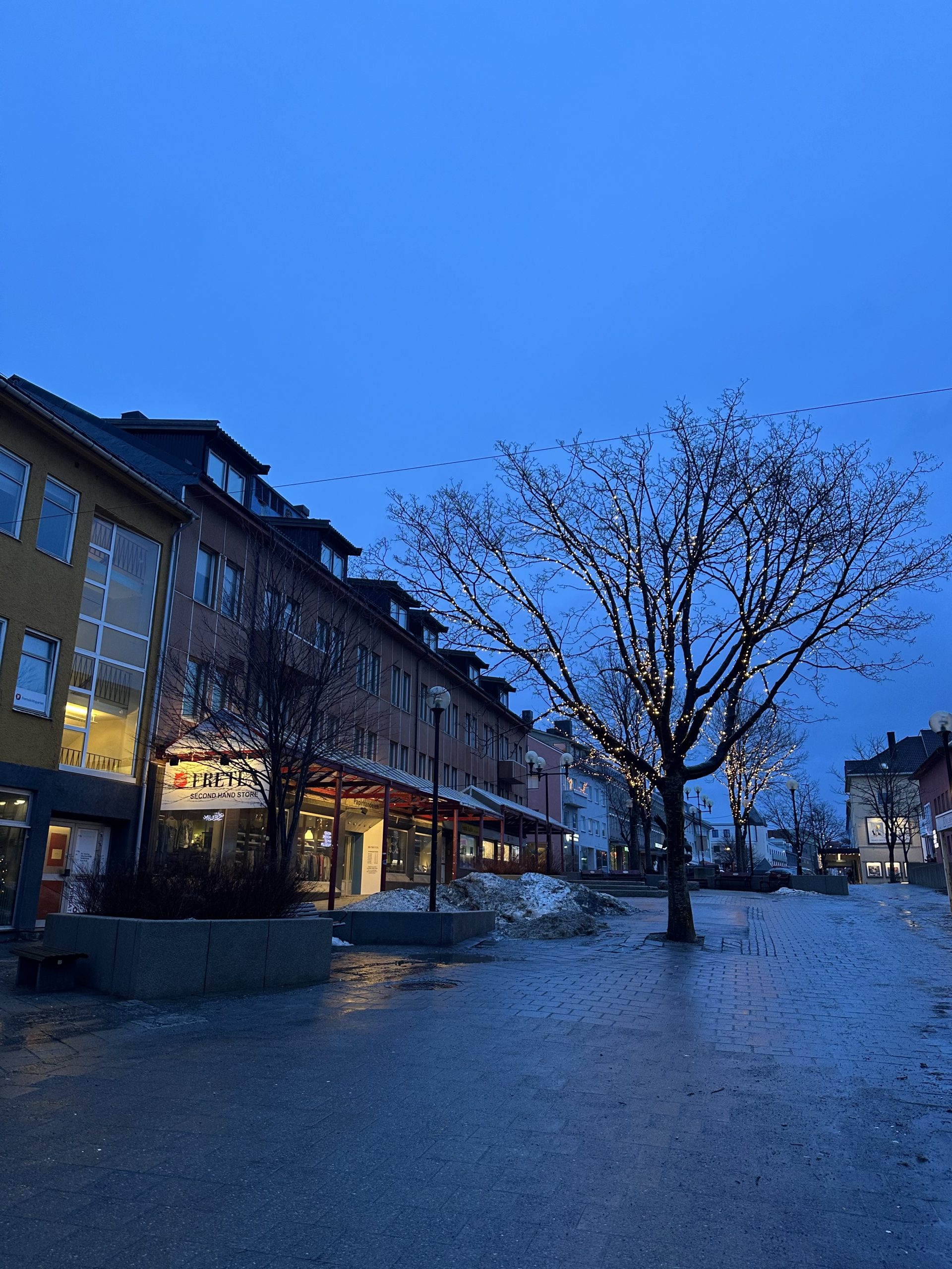 Centro de Bodø iluminado durante una tarde de invierno