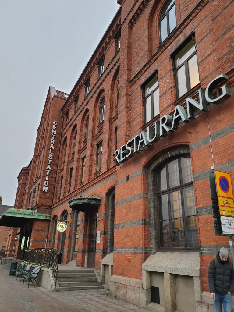 fachada de la estación central de malmö suecia arquitectura ladrillo
