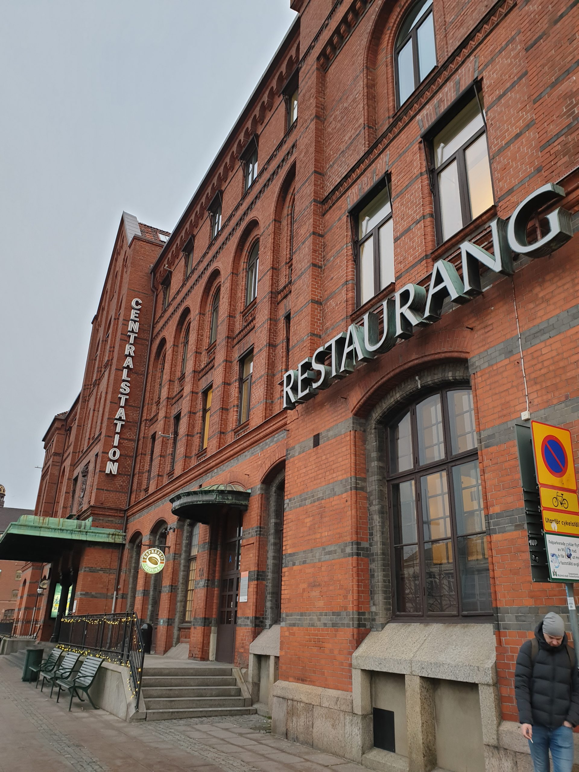 fachada de la estación central de malmö suecia arquitectura ladrillo