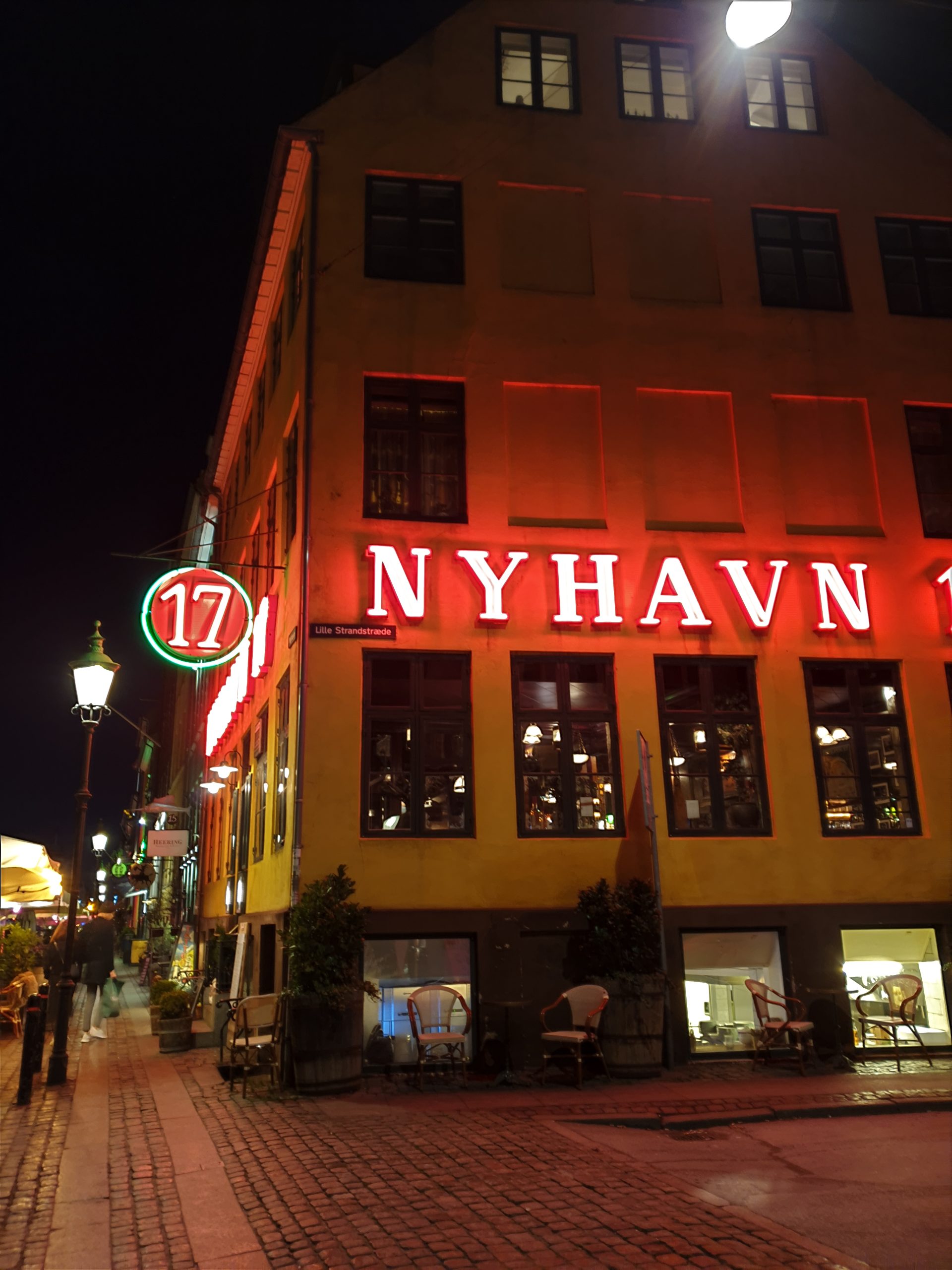 Cartel luminoso de Nyhavn 17 en Copenhague de noche
