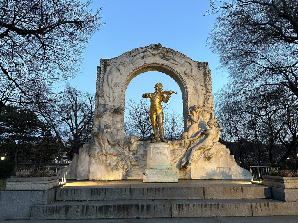 Stadtpark de Viena con el monumento a Johann Strauss