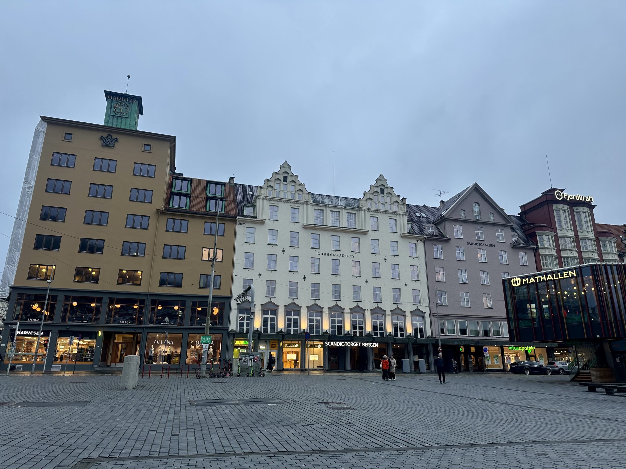 Edificios de arquitectura tradicional frente a la plaza del mercado Torget en Bergen, con el mercado Mathallen a la derecha