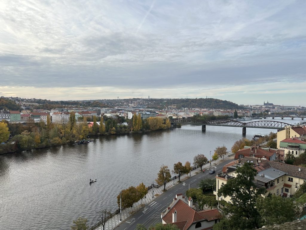 Vistas de Praga y el río Moldava desde Vyšehrad