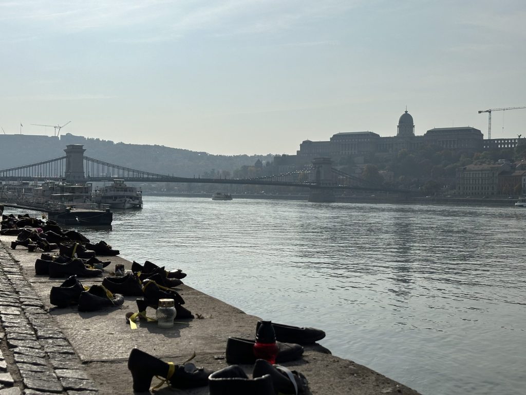 Zapatos en la orilla del Danubio en Budapest