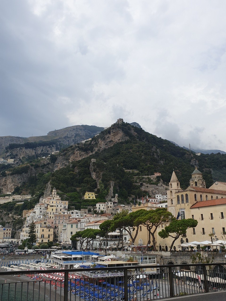 Amalfi en la Costa Amalfitana con vistas al pueblo, la catedral y las montañas junto al mar
