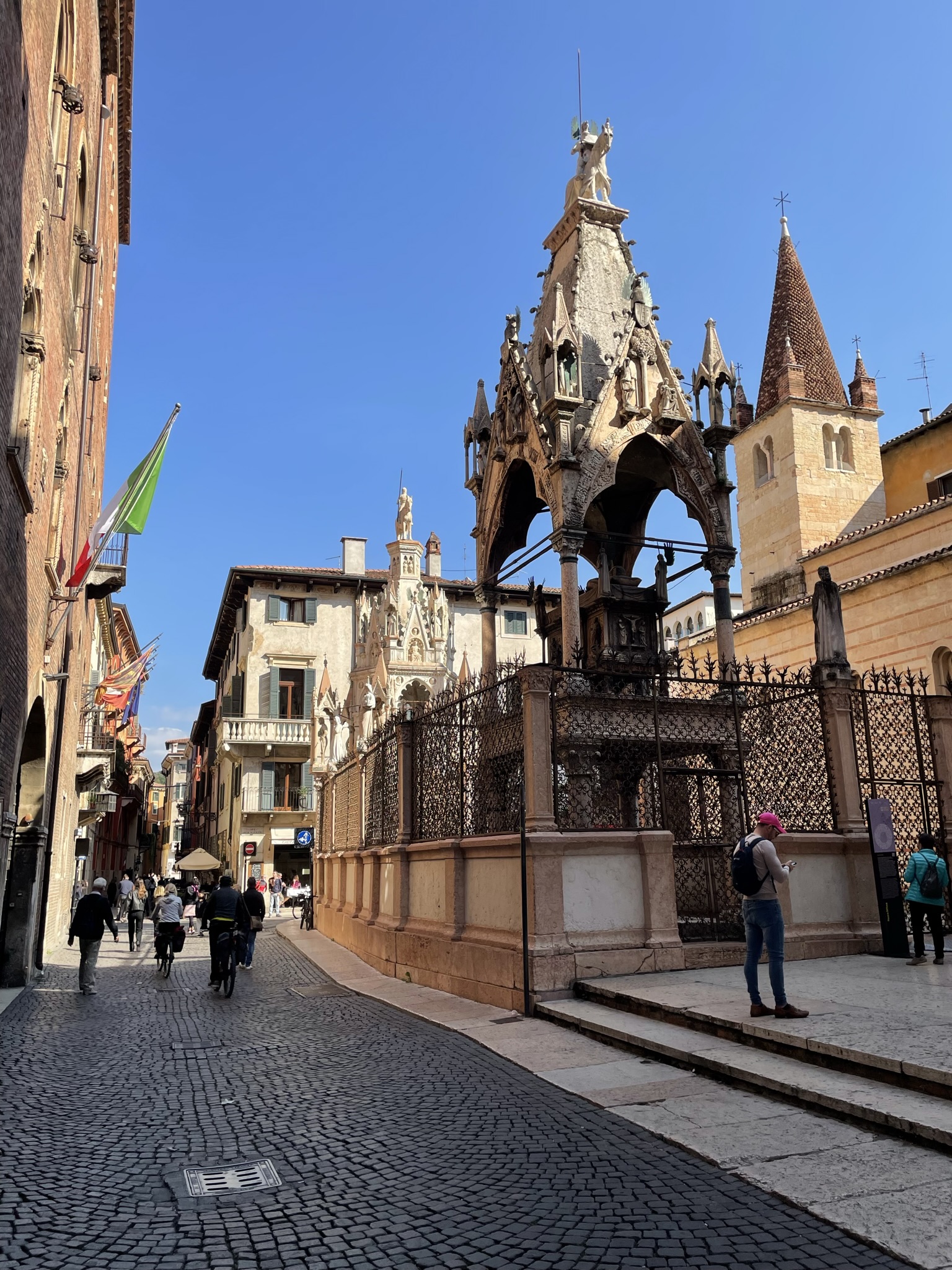 Arche Scaligere de Verona, mausoleos góticos de la familia Scaligeri junto a la iglesia de Santa Maria Antica.
